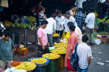 MUMBAI, INDIA, 28 ARALIK 2024: Dadar İstasyonu yakınlarındaki sebze pazarında sebze satan satıcılar.