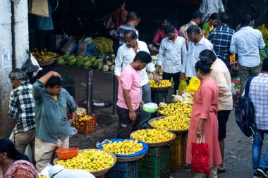 MUMBAI, INDIA, 28 ARALIK 2024: Dadar İstasyonu yakınlarındaki sebze pazarında sebze satan satıcılar.