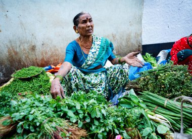 MUMBAI, INDIA, 28 ARALIK 2024: Dadar İstasyonu yakınlarındaki sebze pazarında sebze satan satıcılar.