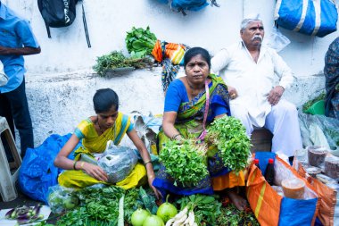 MUMBAI, INDIA, 28 ARALIK 2024: Dadar İstasyonu yakınlarındaki sebze pazarında sebze satan satıcılar.