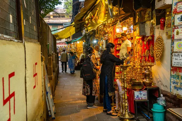 PUNE, INDIA, 25 Aralık 2024: Tulshi Baug Market 'te alışveriş için toplanan kalabalık, geleneksel Maharashtrian yemek malzemeleri, kozmetik ürünleri, mücevher ve ev eşyaları da dahil olmak üzere ürünler satıyor.