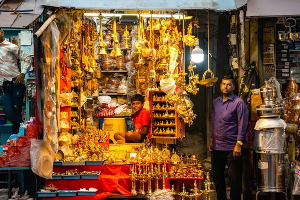 PUNE, INDIA, 25 Aralık 2024: Tulshi Baug Market 'te alışveriş için toplanan kalabalık, geleneksel Maharashtrian yemek malzemeleri, kozmetik ürünleri, mücevher ve ev eşyaları da dahil olmak üzere ürünler satıyor.