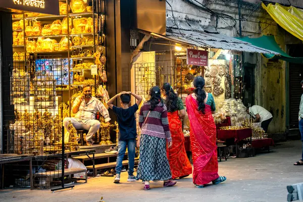 PUNE, INDIA, 25 Aralık 2024: Tulshi Baug Market 'te alışveriş için toplanan kalabalık, geleneksel Maharashtrian yemek malzemeleri, kozmetik ürünleri, mücevher ve ev eşyaları da dahil olmak üzere ürünler satıyor.