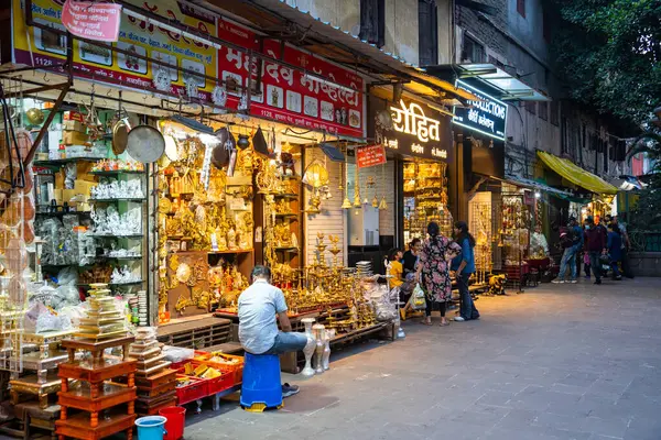 PUNE, INDIA, 25 Aralık 2024: Tulshi Baug Market 'te alışveriş için toplanan kalabalık, geleneksel Maharashtrian yemek malzemeleri, kozmetik ürünleri, mücevher ve ev eşyaları da dahil olmak üzere ürünler satıyor.