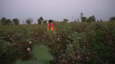 Çiftlikteki mutlu kırsal kadın, Hindistan