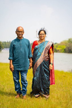 Nehir kenarındaki mutlu Hintli yaşlı çift