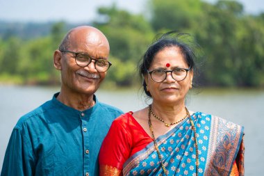 Nehir kenarındaki mutlu Hintli yaşlı çift