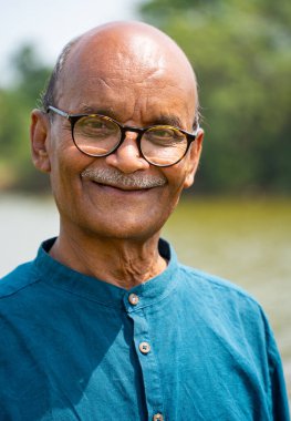 Mutlu Hintli son sınıf öğrencisinin portresi.