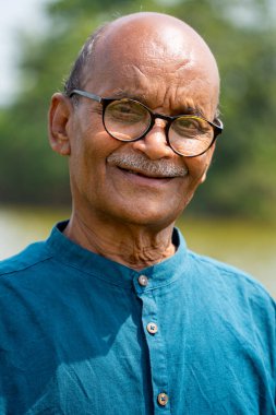 Mutlu Hintli son sınıf öğrencisinin portresi.