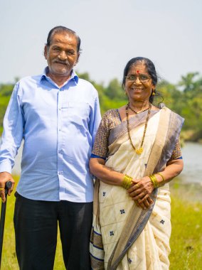 Nehir kenarındaki mutlu Hintli yaşlı çift