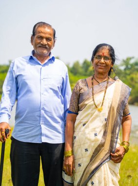 Nehir kenarındaki mutlu Hintli yaşlı çift