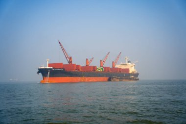 MUMBAI, MAHARASHTRA, INDIA, 9 Aralık 2024: Turistler feribot ile Hindistan 'dan Fil Mağaralarına seyahat ediyorlar. 