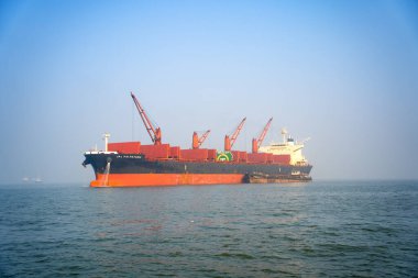 MUMBAI, MAHARASHTRA, INDIA, 9 Aralık 2024: Turistler feribot ile Hindistan 'dan Fil Mağaralarına seyahat ediyorlar. 