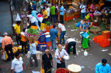 MUMBAI, INDIA, 28 ARALIK 2024: Dadar İstasyonu yakınlarındaki çiçek pazarında satıcı.
