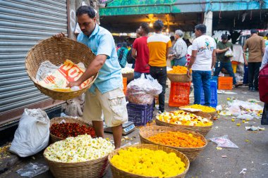 MUMBAI, INDIA, 28 ARALIK 2024: Dadar İstasyonu yakınlarındaki çiçek pazarında satıcı.
