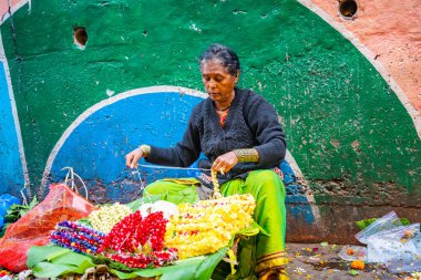 MUMBAI, INDIA, 28 ARALIK 2024: Dadar İstasyonu yakınlarındaki çiçek pazarında satıcı.