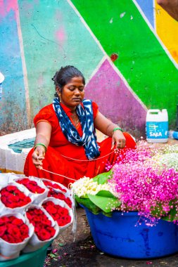 MUMBAI, INDIA, 28 ARALIK 2024: Dadar İstasyonu yakınlarındaki çiçek pazarında satıcı.