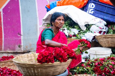 MUMBAI, INDIA, 28 ARALIK 2024: Dadar İstasyonu yakınlarındaki çiçek pazarında satıcı.