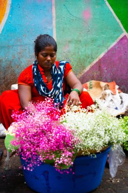 MUMBAI, INDIA, 28 ARALIK 2024: Dadar İstasyonu yakınlarındaki çiçek pazarında satıcı.