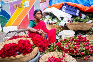 MUMBAI, INDIA, 28 ARALIK 2024: Dadar İstasyonu yakınlarındaki çiçek pazarında satıcı.