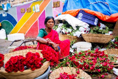 MUMBAI, INDIA, 28 ARALIK 2024: Dadar İstasyonu yakınlarındaki çiçek pazarında satıcı.