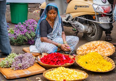 MUMBAI, INDIA, 28 ARALIK 2024: Dadar İstasyonu yakınlarındaki çiçek pazarında satıcı.
