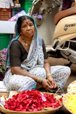 MUMBAI, INDIA, 28 ARALIK 2024: Dadar İstasyonu yakınlarındaki çiçek pazarında Maharashtrian halkının portreleri.
