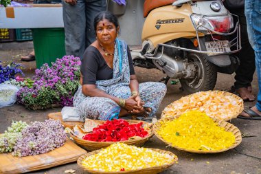 MUMBAI, INDIA, 28 ARALIK 2024: Dadar İstasyonu yakınlarındaki çiçek pazarında satıcı.