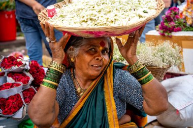 MUMBAI, INDIA, 28 ARALIK 2024: Dadar İstasyonu yakınlarındaki çiçek pazarında satıcı.