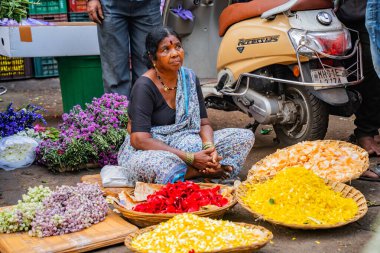 MUMBAI, INDIA, 28 ARALIK 2024: Dadar İstasyonu yakınlarındaki çiçek pazarında satıcı.