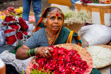 MUMBAI, INDIA, 28 ARALIK 2024: Dadar İstasyonu yakınlarındaki çiçek pazarında satıcı.