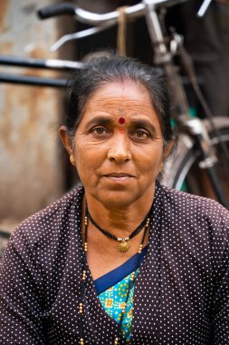 MUMBAI, INDIA, 28 ARALIK 2024: Dadar İstasyonu yakınlarındaki çiçek pazarında Maharashtrian halkının portreleri.