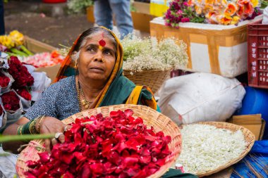 MUMBAI, INDIA, 28 ARALIK 2024: Dadar İstasyonu yakınlarındaki çiçek pazarında satıcı.