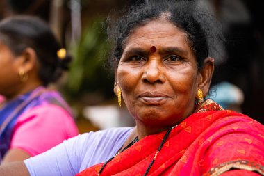 MUMBAI, INDIA, 28 ARALIK 2024: Dadar İstasyonu yakınlarındaki çiçek pazarında Maharashtrian halkının portreleri.