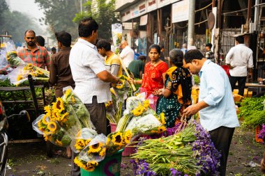 MUMBAI, INDIA, 28 ARALIK 2024: Dadar İstasyonu yakınlarındaki çiçek pazarında satıcı.