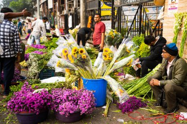 MUMBAI, INDIA, 28 ARALIK 2024: Dadar İstasyonu yakınlarındaki çiçek pazarında satıcı.