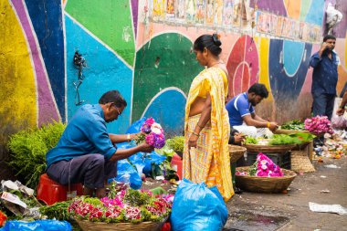 MUMBAI, INDIA, 28 ARALIK 2024: Dadar İstasyonu yakınlarındaki çiçek pazarında satıcı.