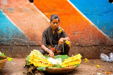 MUMBAI, INDIA, 28 ARALIK 2024: Dadar İstasyonu yakınlarındaki çiçek pazarında satıcı.