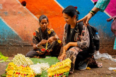 MUMBAI, INDIA, 28 ARALIK 2024: Dadar İstasyonu yakınlarındaki çiçek pazarında satıcı.