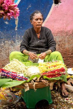 MUMBAI, INDIA, 28 ARALIK 2024: Dadar İstasyonu yakınlarındaki çiçek pazarında satıcı.