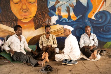 MUMBAI, INDIA, 28 Aralık 2024: Dadar istasyonunda birbiriyle konuşan Dabbawallas