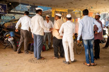 MUMBAI, INDIA, 28 Aralık 2024: Dadar istasyonunda birbiriyle konuşan Dabbawallas