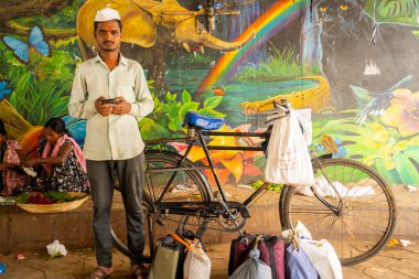 MUMBAI, INDIA, 28 Aralık 2024: Dadar istasyonunda birbiriyle konuşan Dabbawallas