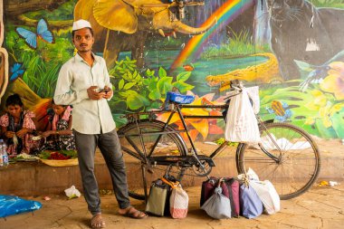 MUMBAI, INDIA, 28 Aralık 2024: Dadar istasyonunda birbiriyle konuşan Dabbawallas