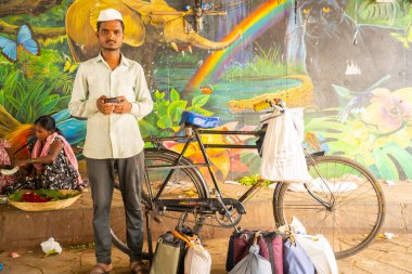 MUMBAI, INDIA, 28 Aralık 2024: Dadar istasyonunda birbiriyle konuşan Dabbawallas