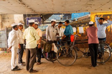 MUMBAI, INDIA, 28 Aralık 2024: Dadar istasyonunda birbiriyle konuşan Dabbawallas