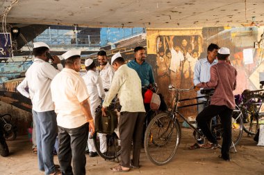 MUMBAI, INDIA, 28 Aralık 2024: Dadar istasyonunda birbiriyle konuşan Dabbawallas