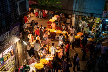 MUMBAI, INDIA, 28 ARALIK 2024: Dadar İstasyonu yakınlarındaki çiçek pazarında satıcı.