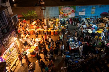 MUMBAI, INDIA, 28 ARALIK 2024: Dadar İstasyonu yakınlarındaki çiçek pazarında satıcı.