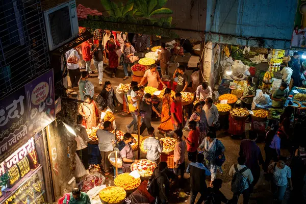 MUMBAI, INDIA, 28 ARALIK 2024: Dadar İstasyonu yakınlarındaki çiçek pazarında satıcı.